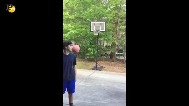 Ragazzo pensa di aver fatto canestro ma viene colpito dalla palla