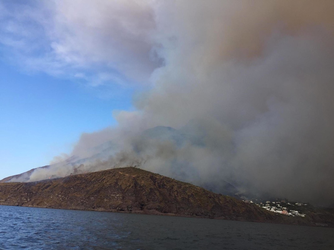 Stromboli: le foto dell’eruzione