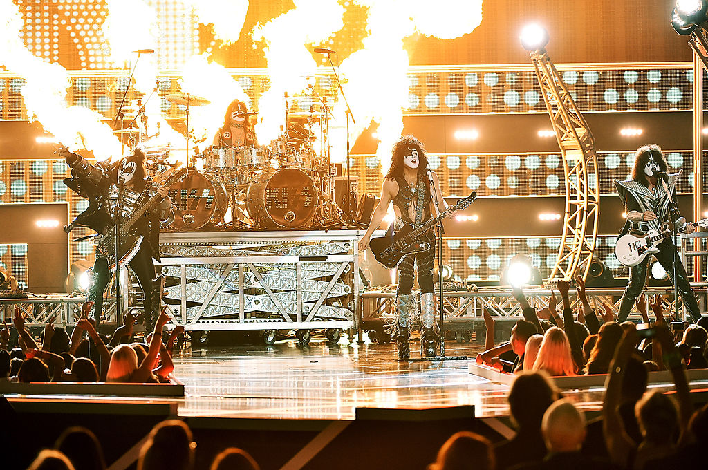 Kiss, il tour d’addio arriva a Milano: quali canzoni suoneranno