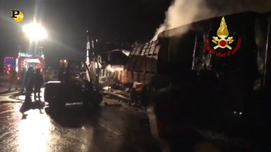 Avellino, incendio di un semirimorchio sull’A16