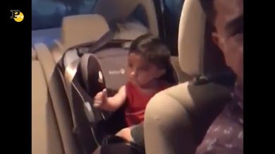 Un bambino si sveglia sentendo la sua canzone preferita