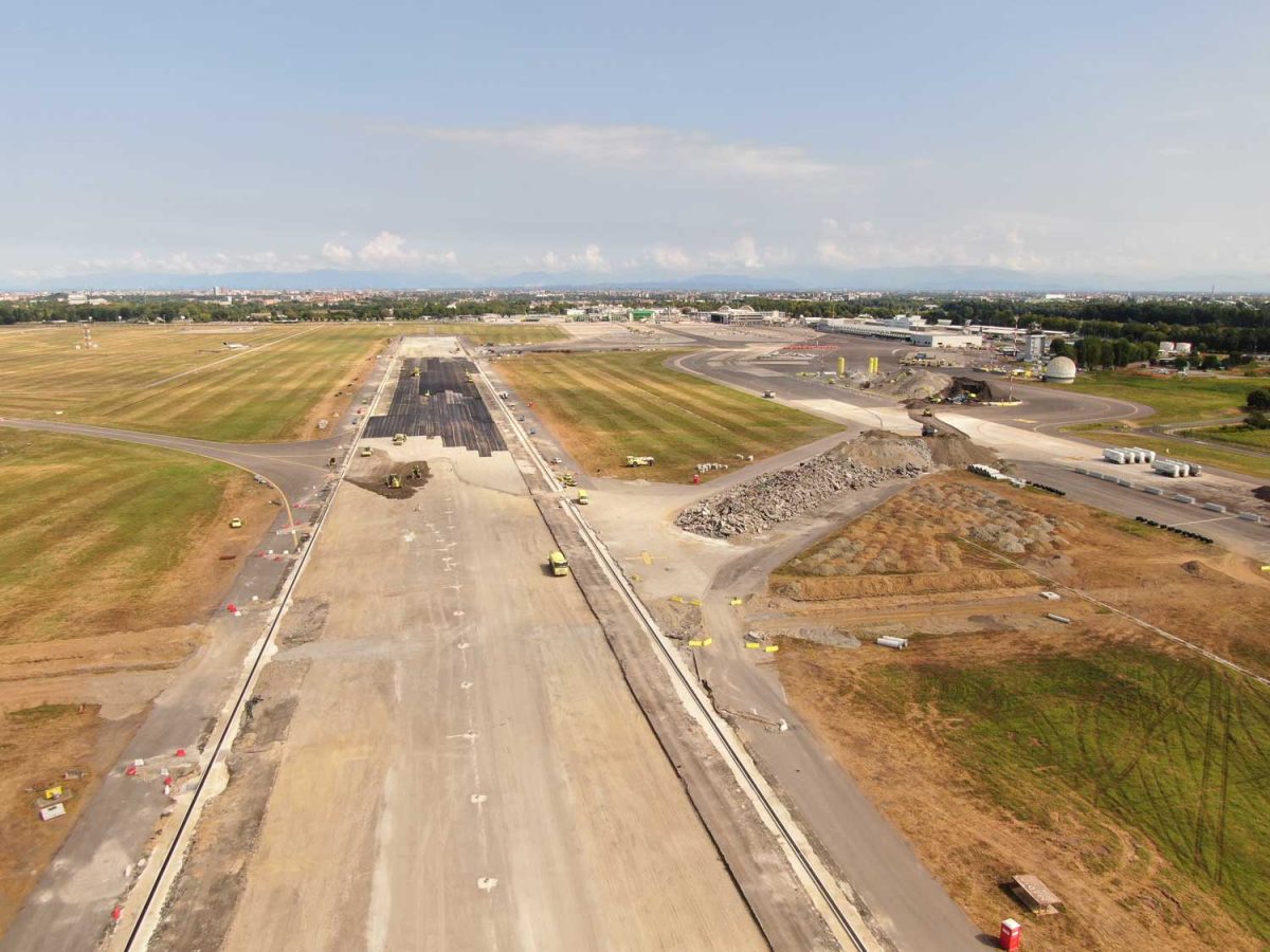Galleria foto 'Le immagini dal drone dei lavori sulla pista di Linate | foto' - foto 7