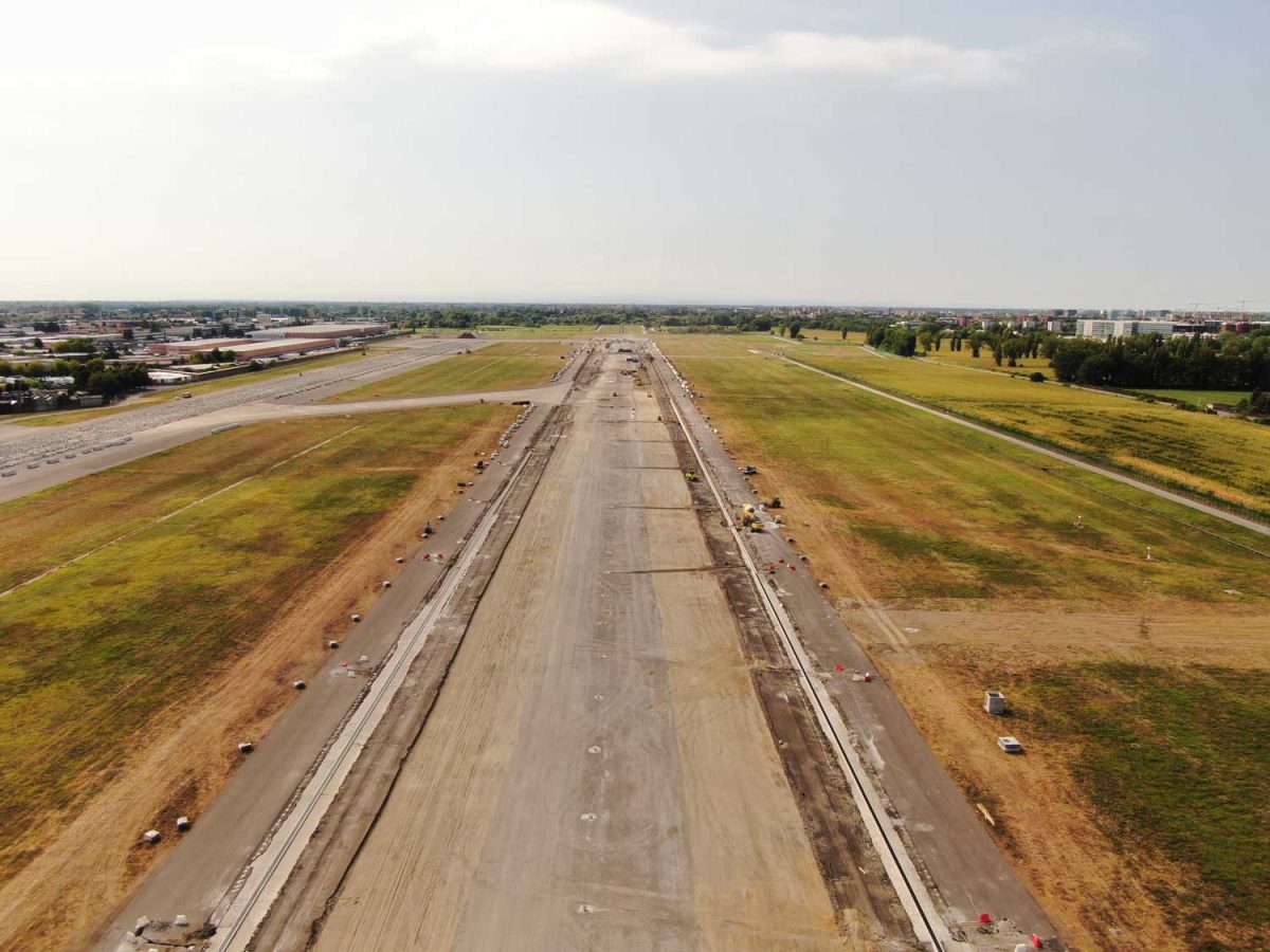 Le immagini dal drone dei lavori sulla pista di Linate | foto