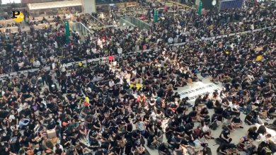 Hong Kong, migliaia di manifestanti occupano l’aeroporto