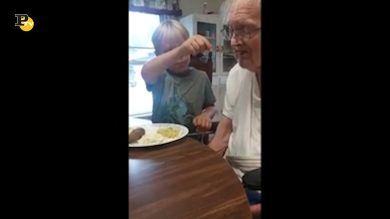 Usa, un bambino imbocca il suo bisnonno malato