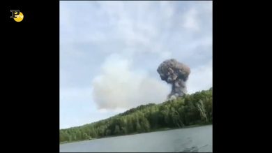 Russia, esplosioni a catena in un deposito di armi