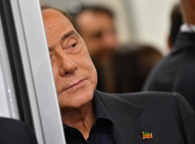 Berlusconi, perché passare dalla gloria alla farsa?