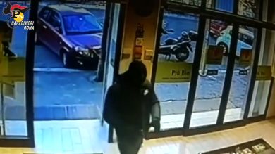 Roma, arrestati rapinatori di supermercati e sale slot