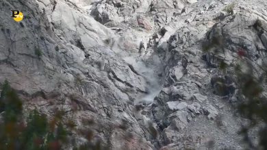 Valle d’Aosta, frana la roccia sotto il ghiacciaio di Planpincieux