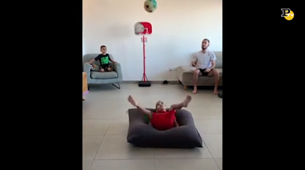 Un campione a soli 3 anni con rovesciata e canestro Un campione a soli 3 anni con rovesciata e canestro