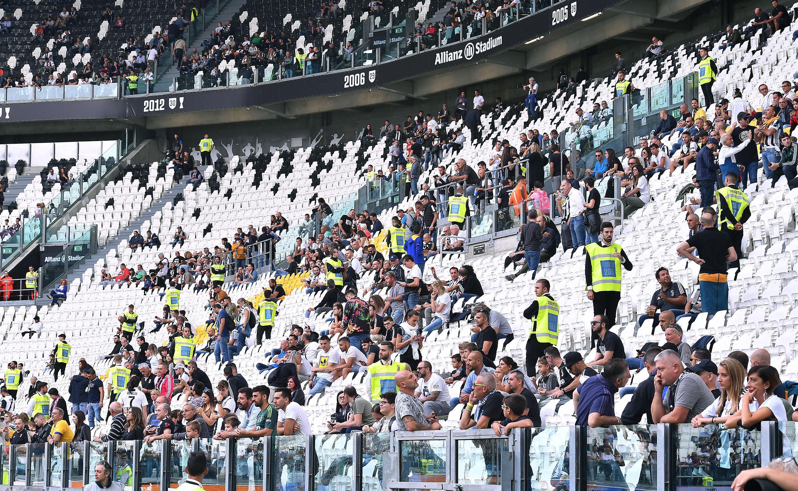 Juventus, ecco la curva degli ultras con gli steward e senza striscioni Juventus, ecco la curva degli ultras con gli steward e senza striscioni