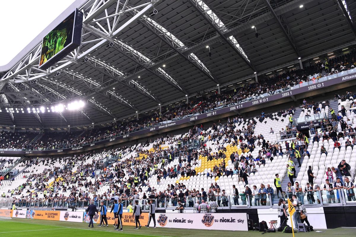 Galleria foto 'Juventus, ecco la curva degli ultras con gli steward e senza striscioni' - foto 6