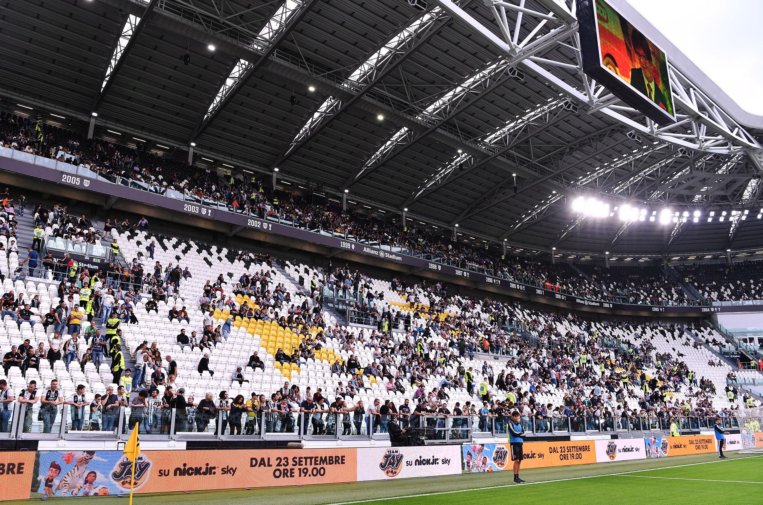 Juventus, ecco la curva degli ultras con gli steward e senza striscioni Juventus, ecco la curva degli ultras con gli steward e senza striscioni