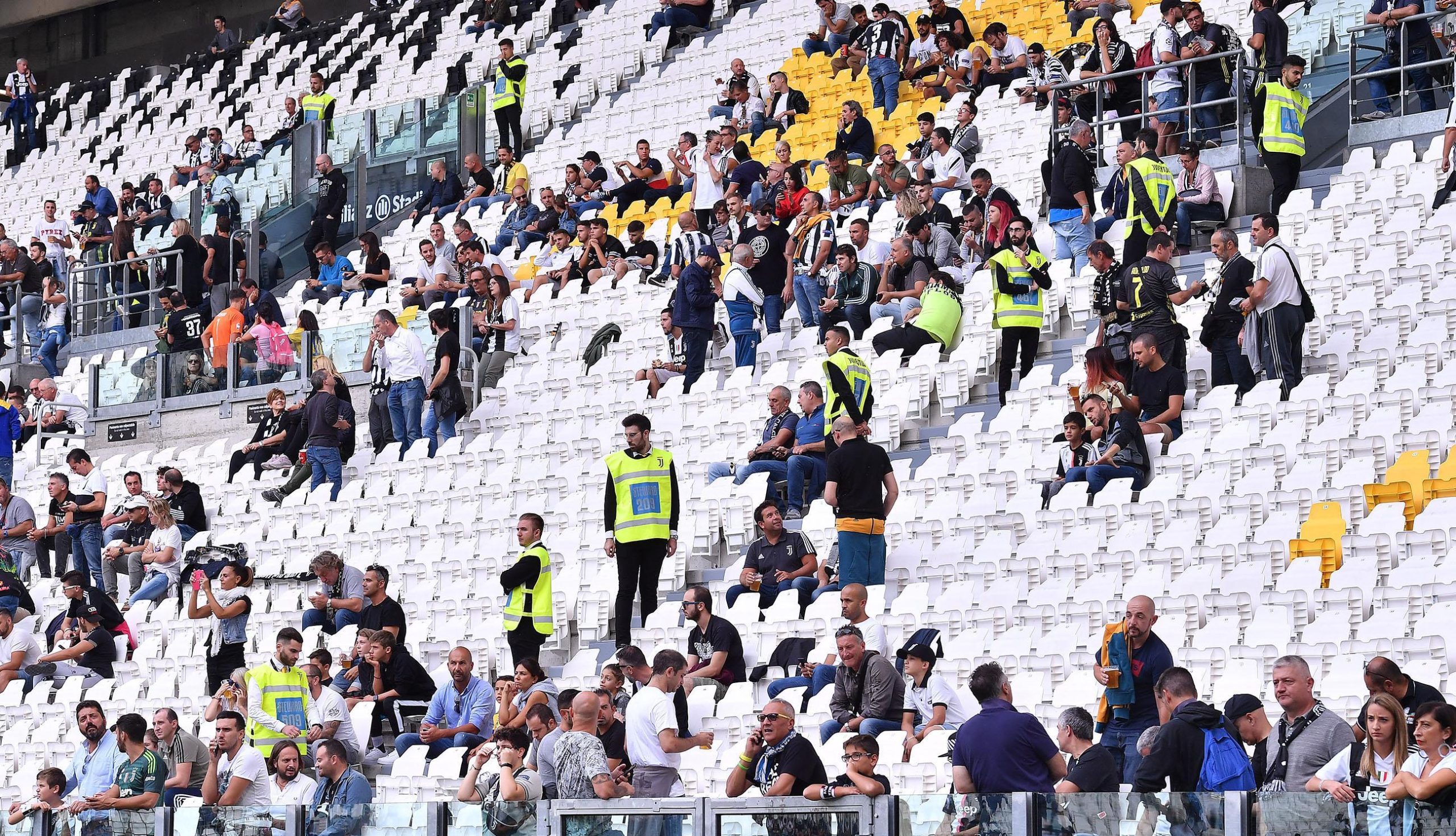 Juventus, ecco la curva degli ultras con gli steward e senza striscioni Juventus, ecco la curva degli ultras con gli steward e senza striscioni
