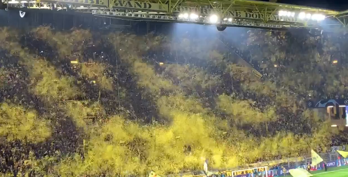 L’incredibile coreografia della Curva Sud del Borussia Dortmund I VIDEO L’incredibile coreografia della Curva Sud del Borussia Dortmund I VIDEO
