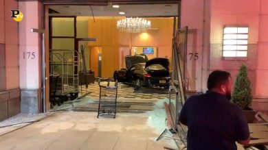 Usa, sfondato il portone di un grattacielo Trump
