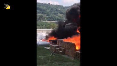 Avellino, incendio di una fabbrica che produce contenitori di plastica