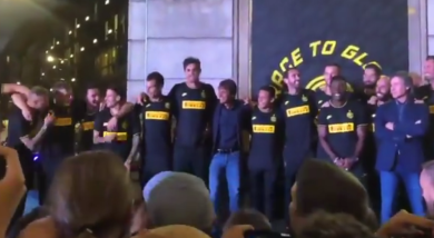 Conte non salta al coro dei tifosi interisti: “Chi non salta è juventino” I VIDEO
