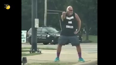 Un uomo balla per strada divertendosi molto