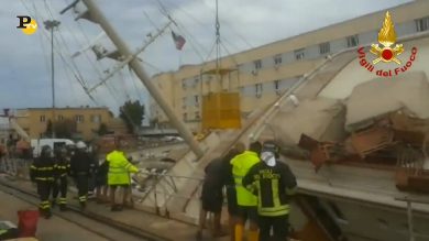 Genova, yacht si ribalta finendo sul molo del porto