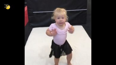 Una bambina molto sportiva fa ginnastica artistica