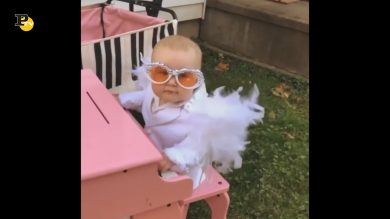 Un bambino suona il pianoforte con il costume da angelo