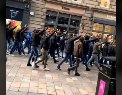 Tifosi della Lazio fanno il saluto fascista a Glasgow I VIDEO