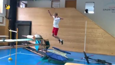 Il campione Ragettli completa un percorso spettacolare in palestra