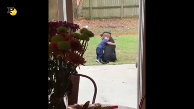 Un bambino abbraccia affettuosamente il suo cane