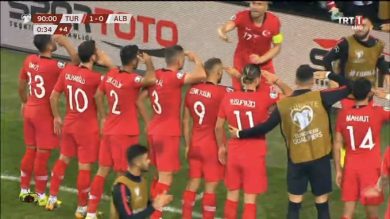 I giocatori della Turchia fanno il saluto militare pro Erdogan I VIDEO