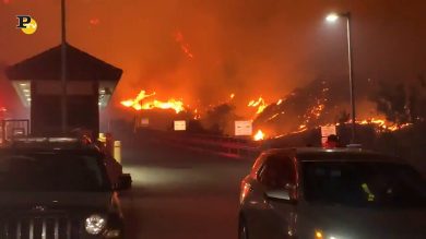 Usa, maxi incendio a nord di Los Angeles con 12mila case evacuate