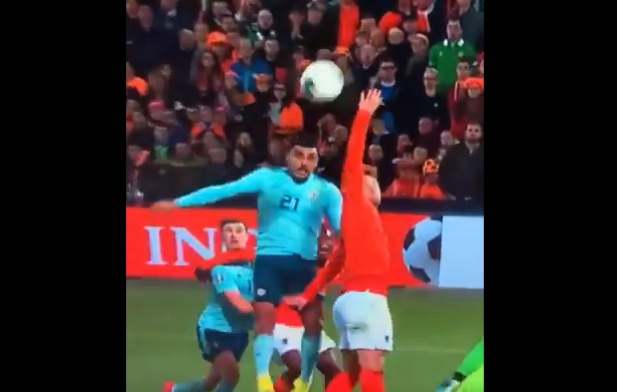 De Ligt, due errori incredibili nella stessa azione e l’Olanda prende gol I VIDEO De Ligt, due errori incredibili nella stessa azione e l’Olanda prende gol I VIDEO