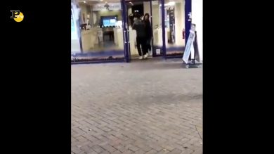 Inghilterra, gang distrugge un negozio rubando in pieno giorno