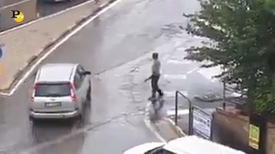 Fermo, un uomo con il machete semina panico