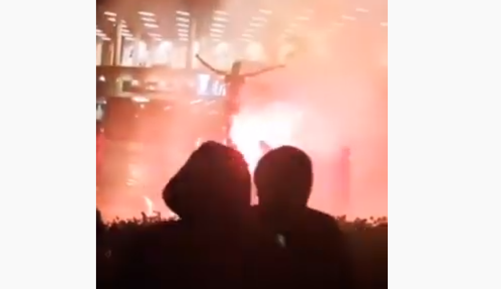 Ibrahimovic, tifosi del Malmoe infuriati bruciano la sua statua I VIDEO Ibrahimovic, tifosi del Malmoe infuriati bruciano la sua statua I VIDEO