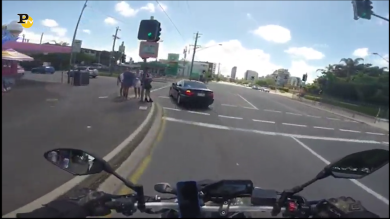 Uomo in moto si scontra con un’auto perché distratto da alcune belle ragazze