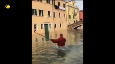 Un uomo distratto cade in un canale a Venezia mentre cerca di scattarsi un selfie