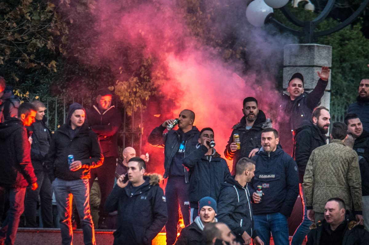 Galleria foto 'Fumogeni e saluti romani, lo show degli ultras della Dinamo Zagabria a Milano' - foto 2