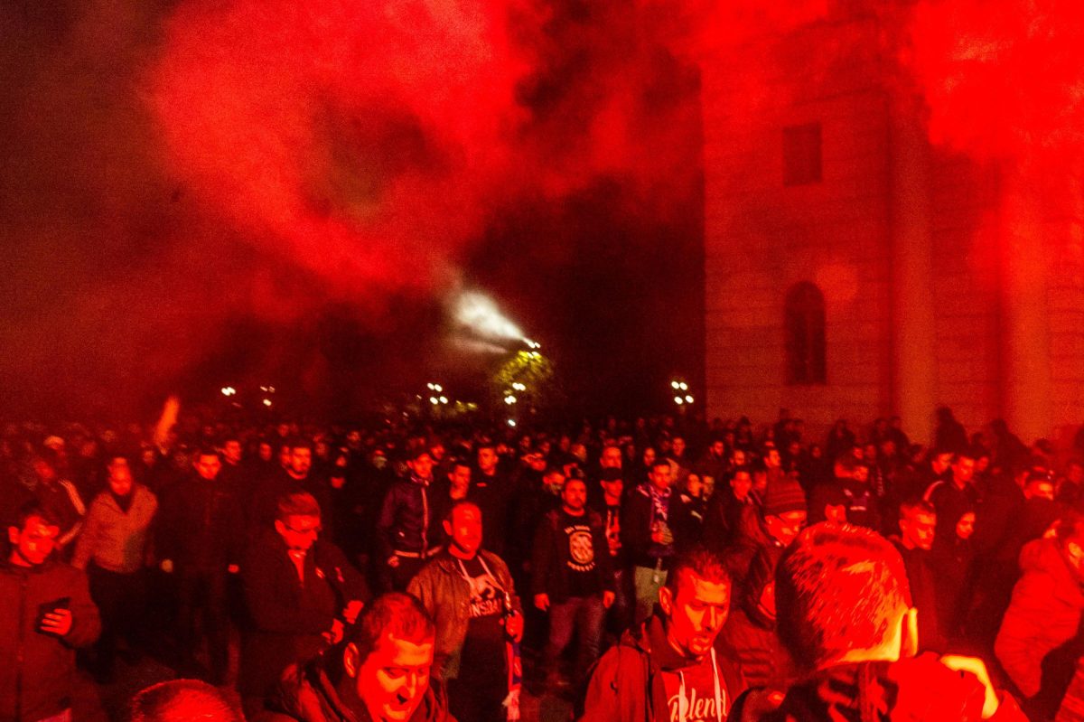 Galleria foto 'Fumogeni e saluti romani, lo show degli ultras della Dinamo Zagabria a Milano' - foto 3