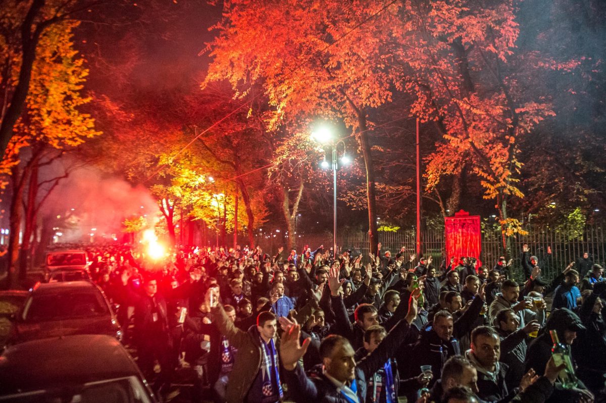 Galleria foto 'Fumogeni e saluti romani, lo show degli ultras della Dinamo Zagabria a Milano' - foto 4