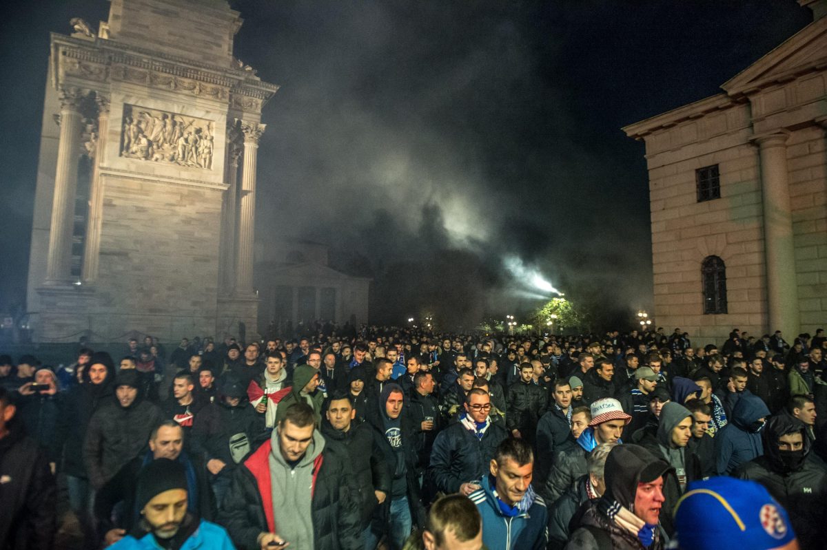 Galleria foto 'Fumogeni e saluti romani, lo show degli ultras della Dinamo Zagabria a Milano' - foto 5