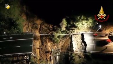Il duro lavoro dei Vigili del Fuoco nel viadotto crollato