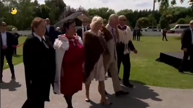 Carlo e Camilla accolti con danze maori a Christchurch