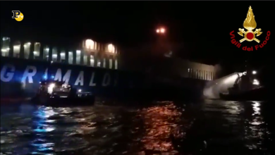 Nave in fiamme a Livorno