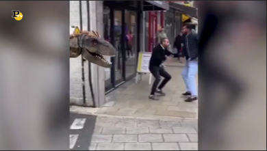 Un dinosauro per le strade di Londra