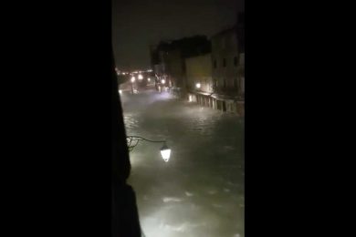 Venezia, acqua alta record, oltre due metri | video