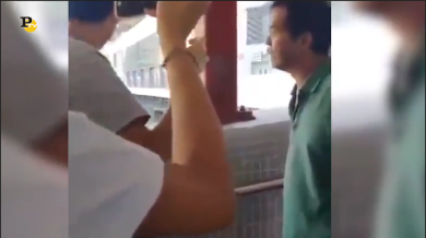 Uomo incendiato da manifestanti a Hong Kong