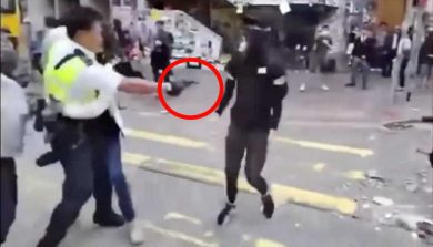 Hong Kong, Polizia spara contro un manifestante | video