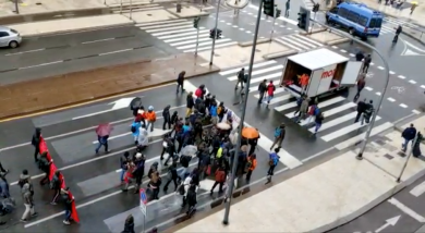 La manifestazione degli studenti a Milano per 60 persone | video