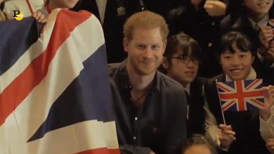 Giappone, il principe Harry tra i suoi piccoli fan